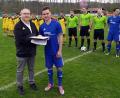 Bild: BFV/A. Hoffman
Beim Derby gegen den ASV Burglengenfeld wurde Dominik Siebert (rechts) von Spielleiter Werner Mages (links) für sein besonders faires Verhalten auf dem Sportplatz mit der Fair-Play-Medaille des DFB ausgezeichnet.