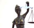 Bild: Volker Hartmann/dpa
Die Skulptur der Dame Justitia hat zweierlei Merkmale: Verbundene Augen und eine Waagschale.