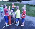 Bild: jml
Spaß an der Kübelspritze. Die Buben und Mädchen des Kindergarten Kohlberg sind gerne auf Achse.