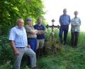 Bild: exb
Über das „Schopper-Kreuz“ am alten Platz, aber in neuem Glanz, freuen sich (von links) Erwin Rösl, Hans Strobl, John Forster, Hans Reis und Gunda Strobl.