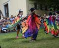 Bild: Beyerlein
"Schmetterlinge" tanzen mit bunten Flügeln beim Sommerfest der Kita-St. Antonius.