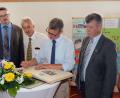 Bild: Götz
Bernd Sibler, bayerischer Staatsminister für Unterricht und Kultus, trägt sich am Donnerstag in das Goldene Buch des Marktes Schwarzenfeld ein.