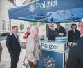 Bild: Lukas Meister
Manuela Weidhas, Stefan Moller und Tobias Wirth (Zweite, Dritter und Vierter von rechts) suchen in der Knorrstraße das Gespräch mit Passanten zum Thema Verkehrssicherheit. Dabei werben sie auch für ein Gewinnspiel, das die Sparkasse mitfinanziert. Vorstand Gerhard Hösl (links) ist überzeugt von der Aktion.