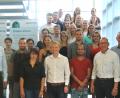 Bild: rhi
Studierende der OTH Amberg-Weiden und Mitarbeiter der Firma Gerresheimer kommen regelmäßig an einem „Innovativen LernOrt“ zusammen. Am Donnerstag trafen sie sich am Gerresheimer-Standort Wackersdorf.