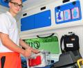 Bild: Petra Hartl
Auch das gehört zum Krankentransport dazu: Maximilian Spies checkt die Ausrüstung.