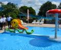 Bild: jr
Für den Kleinkinderbereich im Freibad sind neue Spielgeräte angeschafft worden, außerdem ist der Wasserpilz wieder in Betrieb. Von links Günther Deinzer, Bademeister Stefan Pelz und Bürgermeister Roland Grillmeier.