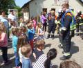 Bild: ct
Interessiert lauschen Kinder und Erzieherinnen der Kita St. Martin Schlicht bei der Schulung den Feuerwehrleuten.