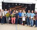 Bild: ü
Zwischen 10 und 25 Jahre beim Unternehmen Kollmer Bohr und Tiefbau beschäftigt sind die 18 Mitarbeiter, die Juniorchef Stephan Kohl (rechts) und Seniorchef Martin Kohl (Siebter von rechts) anlässlich des Firmenjubiläums auszeichnen.