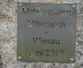 Bild: jr
Diese Metalltafel ziert den Granitstein und weist auf das Mittelzentrum Mitterteich/Wiesau hin.