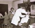 Bild: hev
Wie gemütlich es in der Rohrer-Gaststube einst zuging zeigt das Bild aus den 1960er Jahren. Wenn man Glück hatte, fand sich auch ein "Bader", der die Gäste "beim Scherm-Karl" auf Wunsch rasierte.