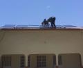 Bild: exb
Auf Skillcenter und Praktikantenhaus werden mit Unterstützung der Hilfsorganisation Socialis for The Gambia Solarpanele angebracht.