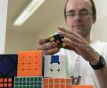 Bild: Tietz
Markus Pirzer (39) aus dem Teublitzer Stadtteil Münchshofen ist ein Experte für den Zauberwürfel. Seine Bestzeit für die Lösung des Kultobjekts aus den 80er Jahren liegt bei rund 18 Sekunden.