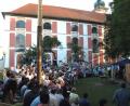 Bild: do
Unvergessen bleibt vielen Theaterfreunden  die tolle Kulisse in der Premiere des Landestheaters Oberpfalz in Speinshart. Der Klosterhof wird auch für den „Sommernachtstraum“ gerüstet sein, verspricht Bürgermeister Albert Nickl.