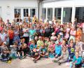 Bild: ohr
Die Grundschule Fensterbach holte sich beim  Sportabzeichen – Schulsportwettbewerb einen Spitzenplatz auf Landesebene. Das ostbayerische Handwerk und die Handwerkskammer Niederbayern – Oberpfalz sind Kooperationspartner  des BLSV.  Geschäftsführer Alexander Stahl (links) belohnte im Beisein von Rektorin Heidi Neidl (rechts) alle Schüler/innen mit Brezen als handwerkliches Frühstück.
