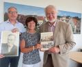 Bild: Hirsch (RHI), Rudolf [RHI] (RUDOLF.HIRSCH@T-ONLINE.DE)
Zweite Bürgermeisterin Ulrike Roidl bedankte sich beim Autor Erich Zweck (rechts) und Archivar Josef Fischer (links) für die gute Zusammenarbeit bei der Dokumentation: „Es war im Sommer 1916 an der Somme“.     Bild: Hirsch