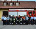 Bild: gi
Das Prüfungsteam, Bürgermeister Hermann Ach (Dritter von links) sowie die Kommandanten, Ausbilder und Vorsitzender Josef Hierold (links) gratulieren 13 Feuerwehrleuten zur bestandenen Leistungsprüfung.