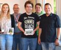 Bild: omu
Bürgermeister Günter Stich freut sich mit Marco Striegl, Benjamin Volkmer, Florian Girke, Tina Volkmer, Manfred Nasser, Maximilian Hacker, Stefan Hacker und Vorsitzendem Andreas Stahl (von links).