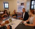 Bild: exb
Ein Thema beim Besuch der Gesundheitsministerin Melanie Huml (Dritte von rechts) zum zehnjährigen Bestehen des Jugendmedienzentrums T1 vor ein paar Tagen waren die Aktionen und Projekte des Kreisjugendrings zur Drogenprävention.