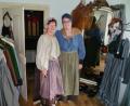 Bild: rha
Emmi Schrödl aus Poppenricht und Veronika Pröls aus Vilseck präsentieren bei der Kostümprobe in Vohenstrauß ihre Schauspielgarderobe.
