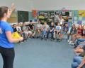 Bild: dob
Das Franze-Mobil macht Halt an der Realschule und Sprachreferentin Karen Defour vermittelt den Schülern die französische Sprache aber auch die Lebenskultur im Nachbarland.