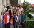 Bild: mmj
Christa und Horst Fettke  mit ihren Familienangehörigen an ihren 60. Hochzeitstag. Bürgermeister Manfred Dirscherl (hintere Reihe zweiter von rechts) überbrachte die Glückwünsche der Gemeinde, Pfarrer Norbert Schlinke (daneben links) von der evangelischen Kirchengemeinde war ebenfalls unter den Festgästen.