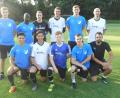 Bild: aho
Die Neuzugänge des SC Ettmannsdorf: Sebastian Eller (stehend links) und Felix Peter (Dritter von links) zusammen mit den eigenen Nachwuchsspielern (vorne) sowie dem Trainertrio Ali Moustapha (Zweiter von links), Pawel Gorniak (Zweiter von rechts) und Cheftrainer Mario Albert (rechts).