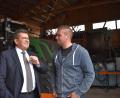 Bild: lue
Wirtschafts- und Energieminister Franz Josef Pschierer (links) besucht den Bauernhof der Familie Eckert in Laub bei Mähring. Landwirt Marco Eckert spricht mit ihm über seine Anliegen und Sorgen.