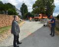 Bild: dob
Die Stadt verschönt in Lämersdorf die Durchfahrtsstraße und den Dorfplatz. Bürgermeister Andreas Wutzlhofer (links) und Außendienstleiter Karl Frey sind über den Fortschritt des städtischen Arbeitertrupps zufrieden.
