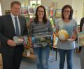 Bild: jr
Gewerbefördervereins-Vorsitzender Stefan Grillmeier, Projektleiterin Sandra Schug, Stadtbüchereileiterin Viola Rieß und Bürgermeister Roland Grillmeier (von links) stellen den Sommerferien-Leseclub vor.