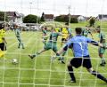 Bild: Ziegler
Nur zu Spielbeginn stand der Köferinger Torhüter Tomasz Halucha (Mitte vorne) etwas unter Druck, danach bekam der Gastgeber die Partie gegen den FC Amberg (gelbe Trikots) zunehmend in den Griff und gewann schließlich mit 3:1.