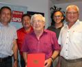 Bild: cs
Als tragende Säule in der Auerbacher SPD würdigte Norbert Gradl die Verdienste von Werner Purkl in den 40 Jahren seiner Mitgliedschaft, darunter auch als Vorsitzender des Ortsvereins und Mitglied der SPD-Stadtratsfraktion. Mit im Bild (von rechts): Norbert Gradl, Peter Danninger, Werner Purkl, Vorsitzender Günther Sertl und Uwe Bergmann.