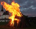 Bild: kro
Die Kappl „brennt“, das Johannisfeuer vor der eindrucksvollen Kulisse der Dreifaltigkeitskirche.