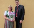 Bild: ohr
Zum Abschied überreichte Bürgermeister Hans Prechtl ein Geschenk an die bisherige Kindergartenleiterin Sabine Maderer.