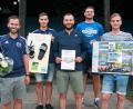 Bild: rli
Spielführer Michael Diepold (Zweiter von links), dessen Stellvertreter Reinhold Quast (Erster von rechts) und Patrick Dittner (Zweiter von rechts) überreichten Robert Schäffler (Mitte) einige Abschiedsgeschenke.
