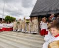 Bild: nib
Ruhestandspfarrer Johann Schächtl (Dritter von rechts) und Pfarrer Martin Neidl (Fünfter von rechts)  freuten sich nach dem Festgottesdienst über ein Ständchen der Jugendblaskapelle Fensterbach.