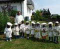 Bild: fpoz
Die Kinder schlüpften auch in die Imkeranzüge.