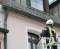 Bild: jma
Ein Feuerwehrmann befreit die Schwalbe aus der Dachrinne.