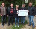 Bild: soj
Vorsitzender Michael Sticht und Helmut Schenkl (Zweiter und Vierter von rechts) übergeben die Roadrunner-Spende an Johannes Bauer, Sandra Schmelber, und Josef Söllner (von rechts).