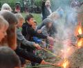 Bild: Kunz, Helmut [uz] (HELMUT.KUNZ-WEIDEN@T-ONLINE.DE)
Die Kinder durften am Freitagabend das Johannisfeuer bei der KAB Weiden-Ost am Zollhaus entzünden. Bild: Kunz