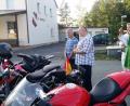 Bild: whw
Pfarrer Edmund Prechtl segnet Zwei- und Vierräder beim Gottesdienst.
