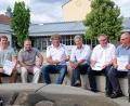 Bild: twi
Lehrer Sebastian Kollacks, Rektor Siegfried Seeliger, stellvertretender BLSV-Vorsitzender Michael Günther, stellvertretender Landrat Joachim Hanisch, Bürgermeister Richard Tischler und BLSV-Kreisvorsitzender Roger Anders (von links) präsentierten das Sportfest-Programm.
