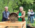 Bild: [RPP]
Bürgermeister Werner Nickl und OGV Vorstand Josef Häckl befüllen die neuen Komposter zum ersten Mal.
