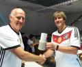 Bild: hl
Vorsitzender Christian Lukas (rechts) dankt seinem ehemaligen Stellvertreter Richard Kopp für 40 Jahre Einsatz beim Sportverein als Spieler, Betreuer und Vorstandsmitglied.