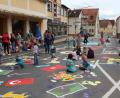Bild: stg
Während die Kinder beim Malen Vollgas geben, sollen ihre Werke Autofahrer dazu animieren, langsam an der KIndertagesstätte vorbeizufahren.