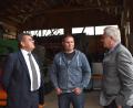 Bild: lue
Wirtschafts- und Energieminister Franz Josef Pschierer (links) verschafft  sich am Samstag einen Eindruck über die Region. Dabei schaut  er sich auch den Hof von Marco Eckert (Mitte) in Laub bei Mähring an.