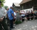 Bild: roh
Am restlichen Grenzzaun   erläutert Susanne Bürger den Friedenfelser Besuchern den Verlauf der einst das Dorf teilende Mauer am Grenzbach „Tambach“