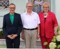 Bild: kdi
Bürgermeister Bernd Sommer zusammen mit Sebastian und Regina Zeitler, die Gold-Hochzeit feierten.
