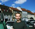Bild: (gfr)
Am Malteserplatz kritisierten Eberhard Meier (l.) und Manuel Werthner (r.)  die  heruntergekommenen „Elendshütten“, ein nicht hinzunehmender Leerstand, den aber die Immobilieneigentümer zu verantworten haben, die Stadt könne nur bei einsturzgefährdenden Häusern eingreifen.