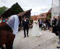 Bild: ma
Carina und Lukas Ascherl gaben sich in Wurz das Ja-Wort. Sie hatten sich beim Reiten auf dem Lipperthof kennen- und lieben gelernt. Ihre Islandpferde hatte der IPZV Oberpfalz-Nord als Brautpaar geschmückt. Rechts Pfarrer Christoph Zeh aus Erbendorf.