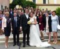 Bild: Schärtl, Sieglinde [sl]
Das frisch getraute Paar im Kreise seiner Eltern, Geschwister, Trauzeugen, Verwandte und Freunde vor dem Kirchenportal in Michldorf.